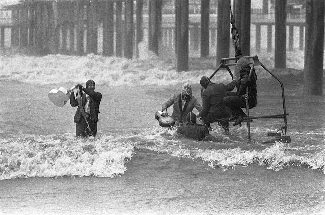 “The Young Ones” bij de pier in Scheveningen.