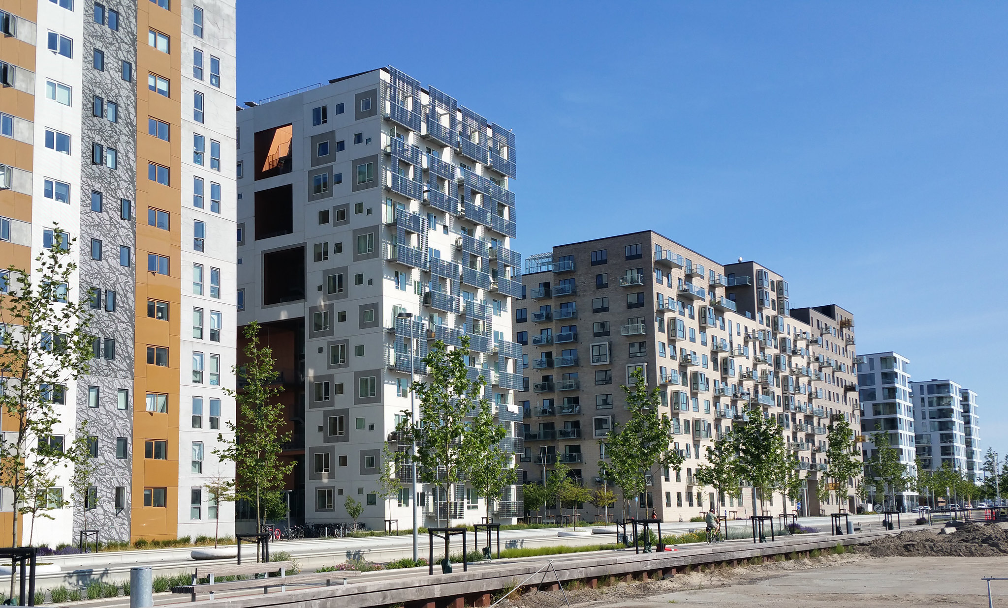 Een rij appartementsgebouwen naast een rivier.