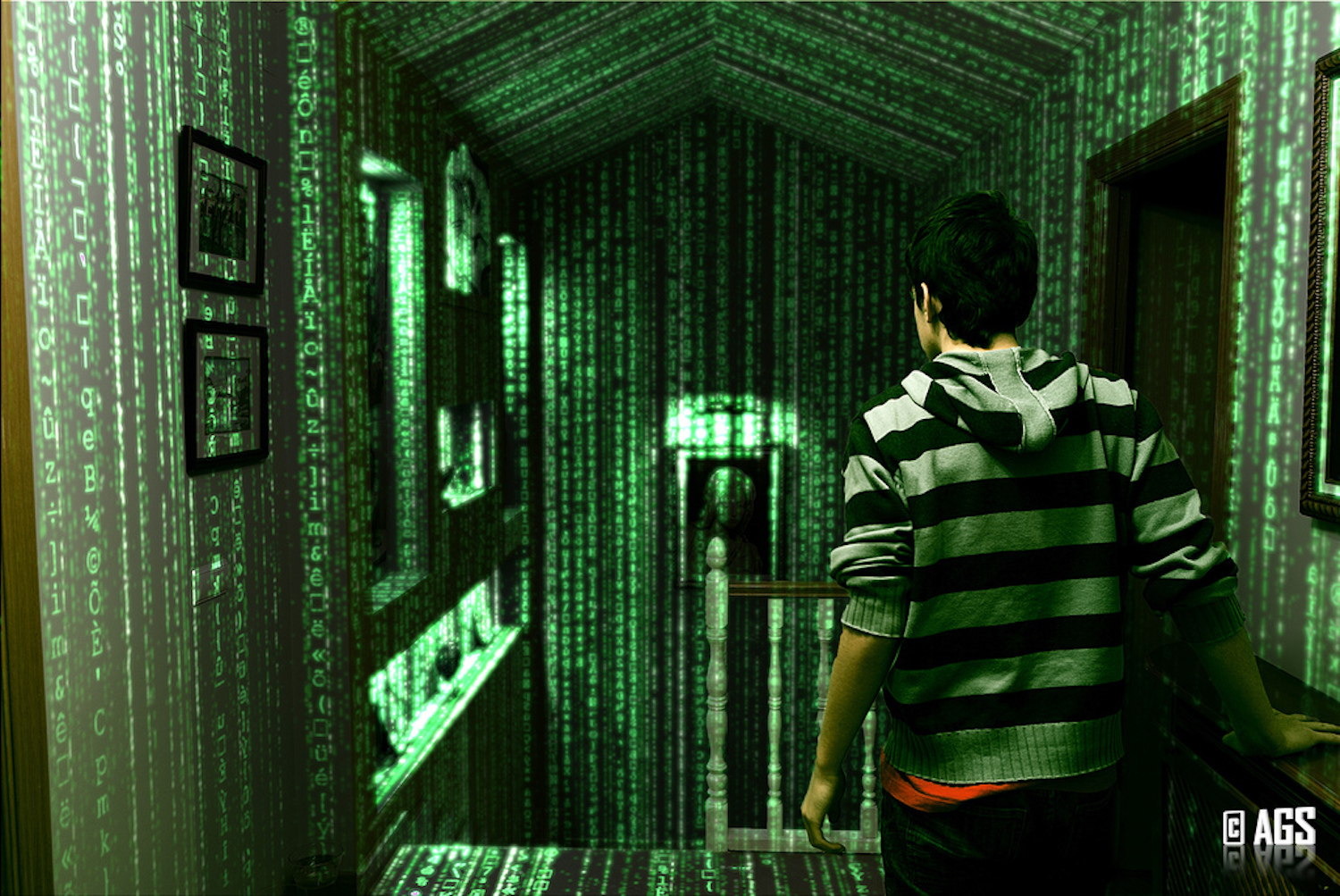 Een man in een gestreepte hoodie loopt door een gang met een groen scherm achter hem.