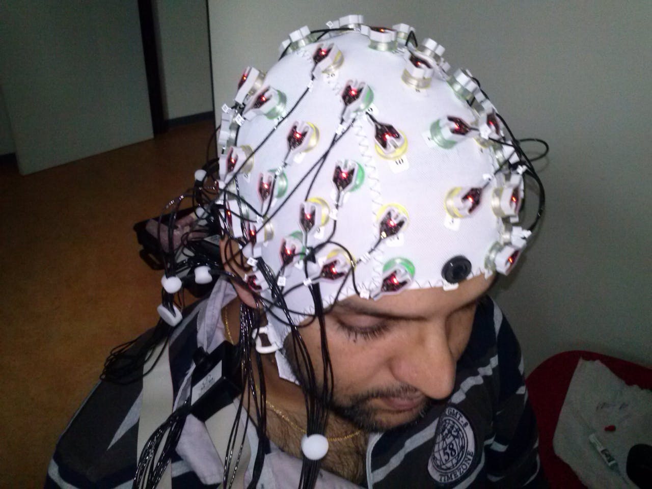 Een persoon die een EEG ondergaat. Deze persoon draagt een hoofdband met elektroden draden.