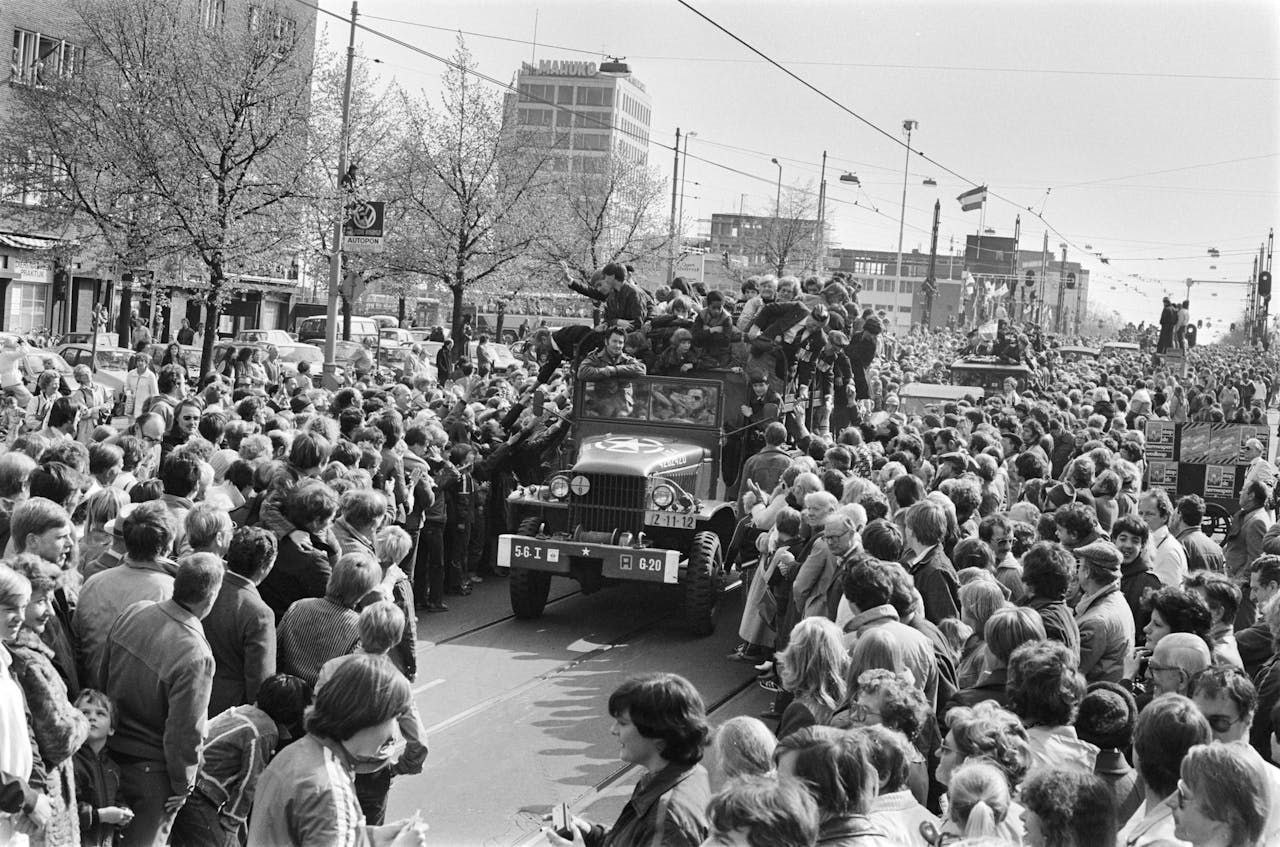 Intocht van de Canadezen op de Vrijheidslaan tijdens de Bevrijding van Amsterdam 5 mei 1945.