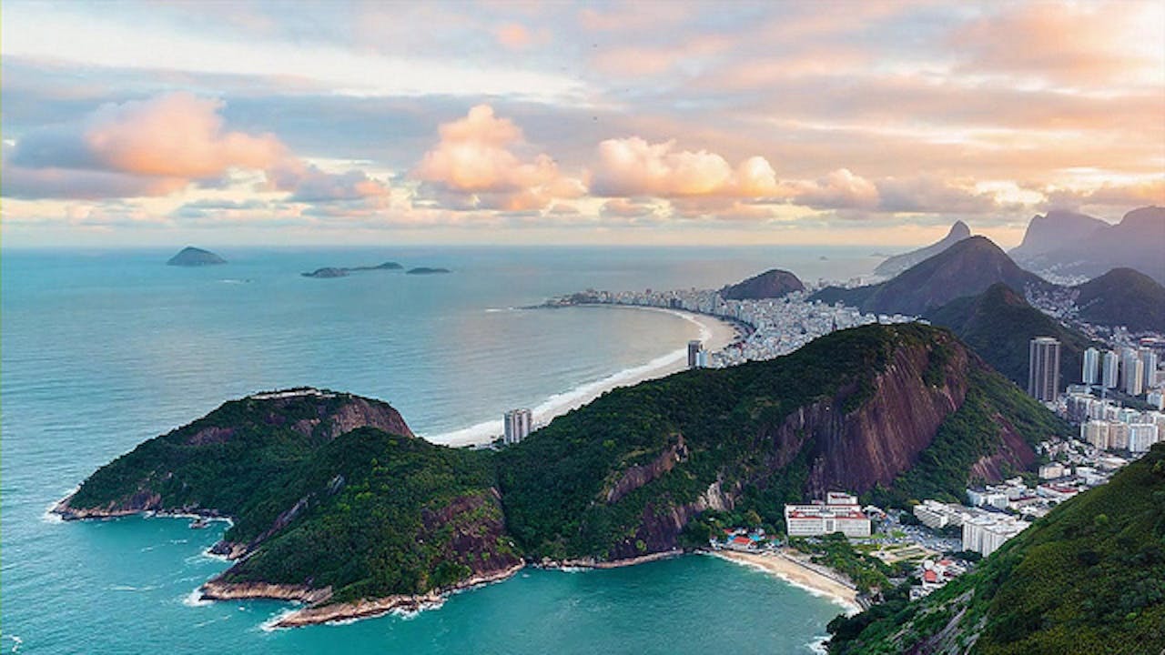 Een luchtfoto van de kust van Rio de Janeiro.