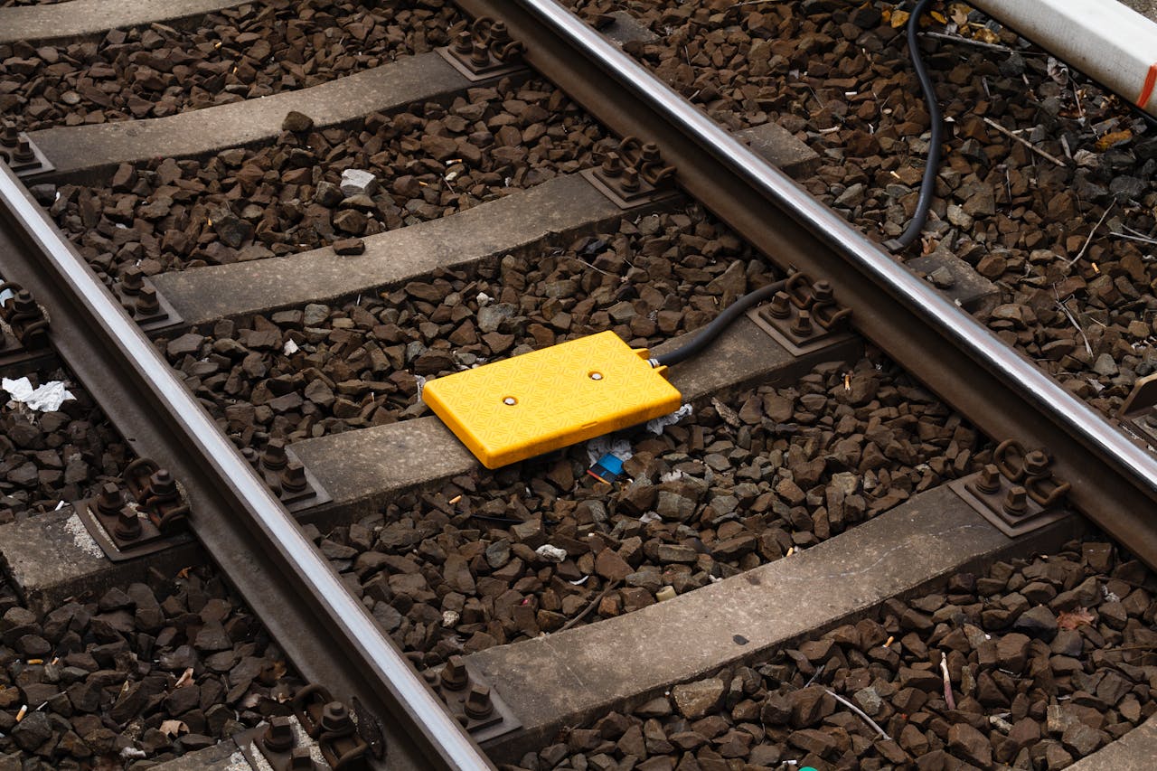 Een zogenoemde balise tussen de rails. Dit soort kasten communiceren met sensoren op passerende treinen. Zo weet de verkeersleider en de machinist precies waar de trein op dat moment is.