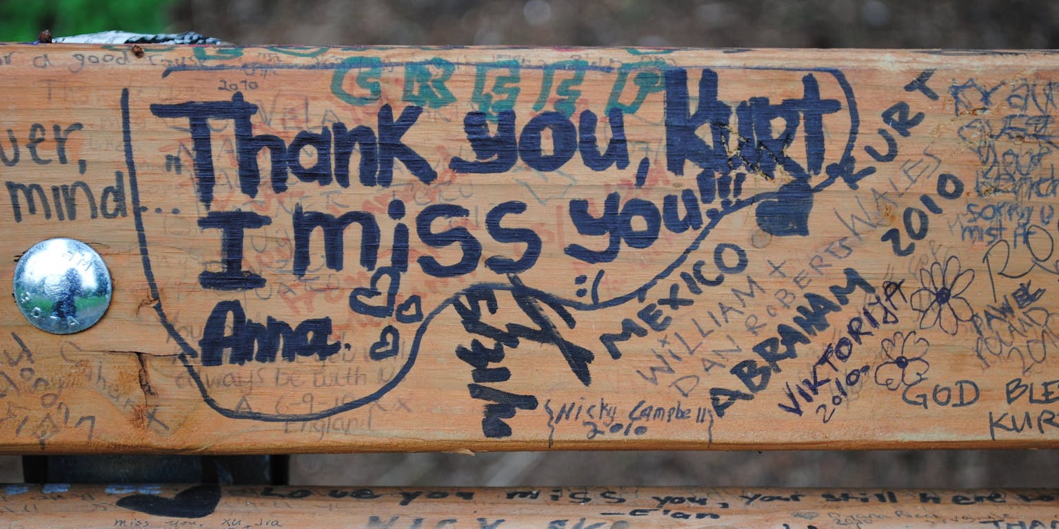 Een bankje, waar met stift veel tekst op is gekalkt.