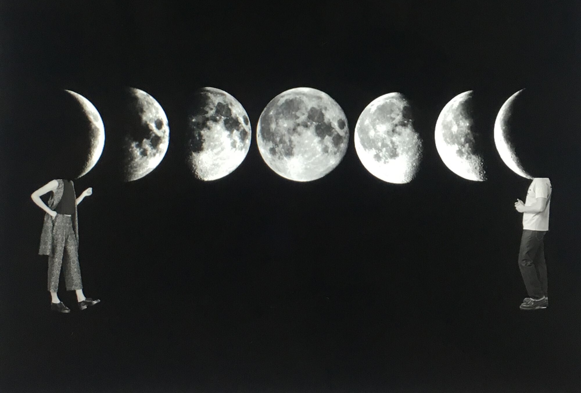 Twee personen zonder hoofd staan tegenover elkaar. Tussen hen zien we het proces van een maan die steeds voller wordt.