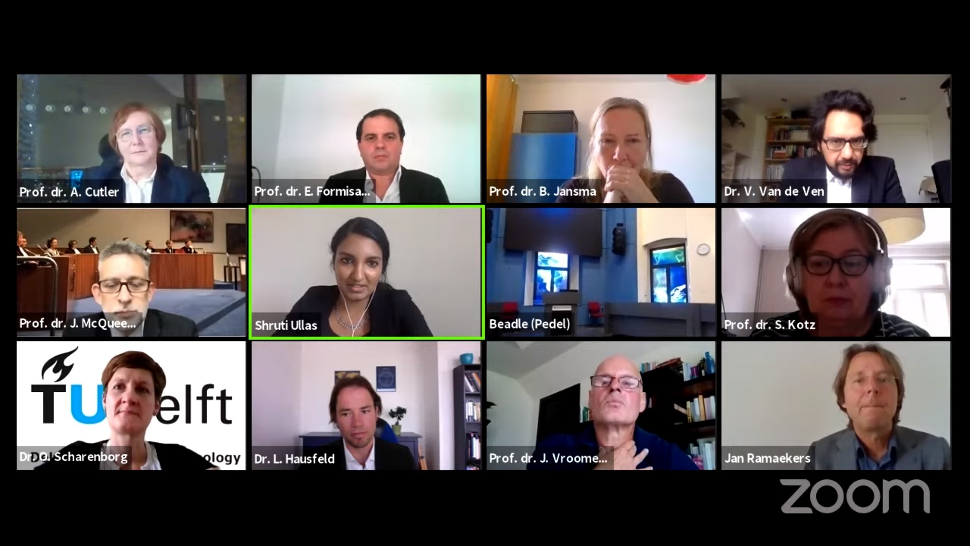 Een groep mensen die een videogesprek voeren.