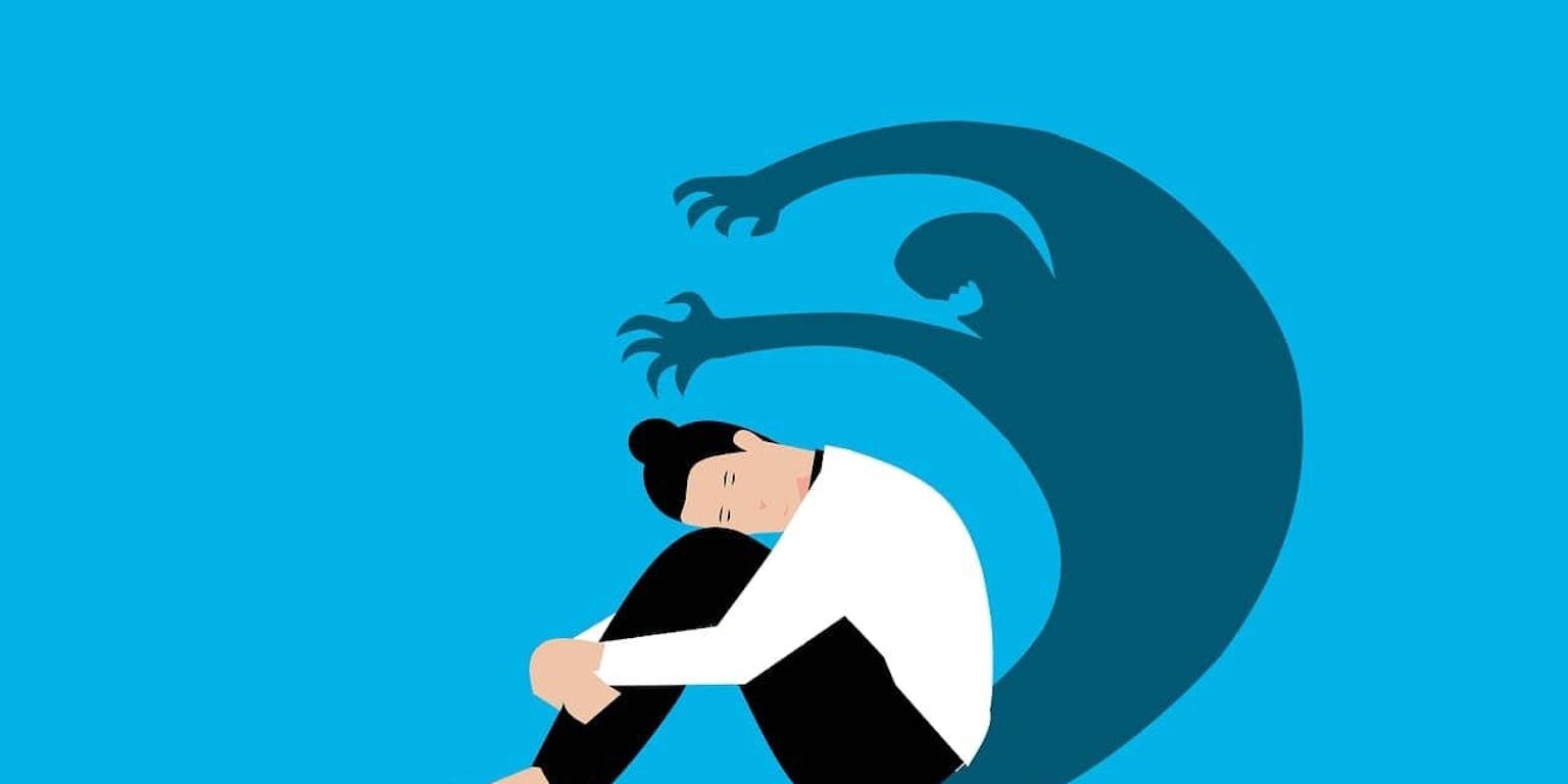 Een illustratie van een persoon die met haar hoofd en handen op haar benen laat rusten. In de schaduw achter deze persoon is een soort monster te zien.
