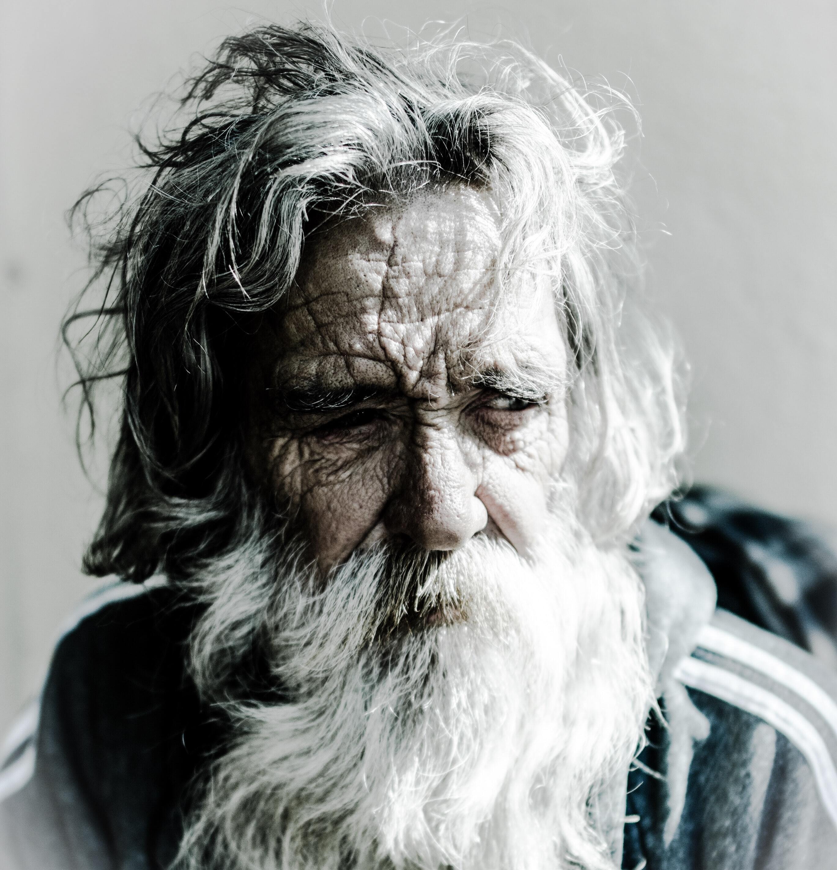 Een oude man met een witte baard.