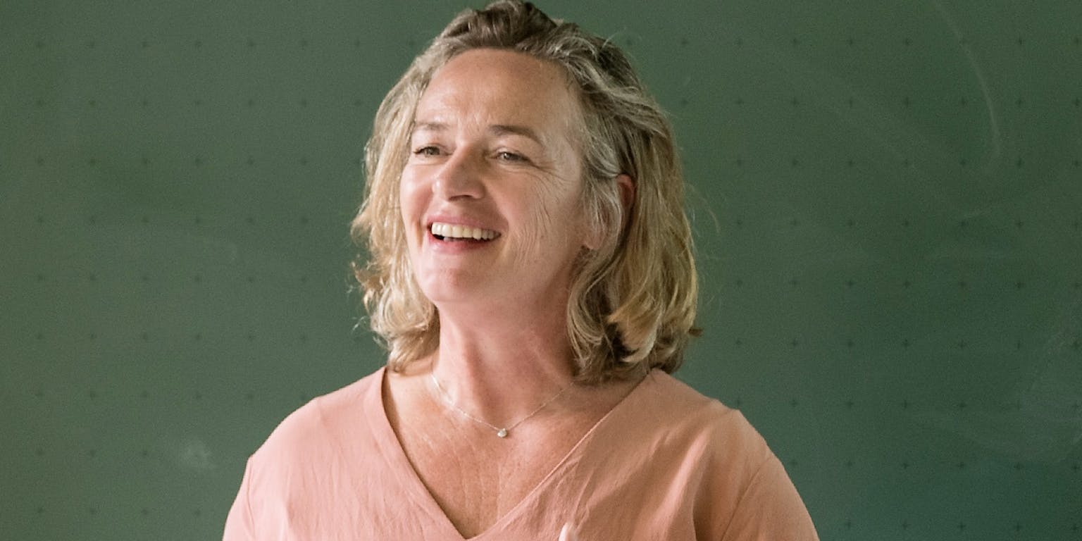 Een kleurenfoto van Enny Das, communicatiewetenschapper van de Radboud Universiteit.