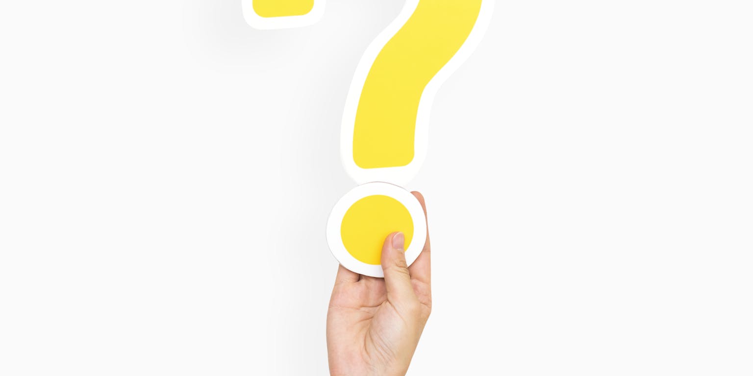 Een hand met een geel vraagteken op een witte achtergrond.