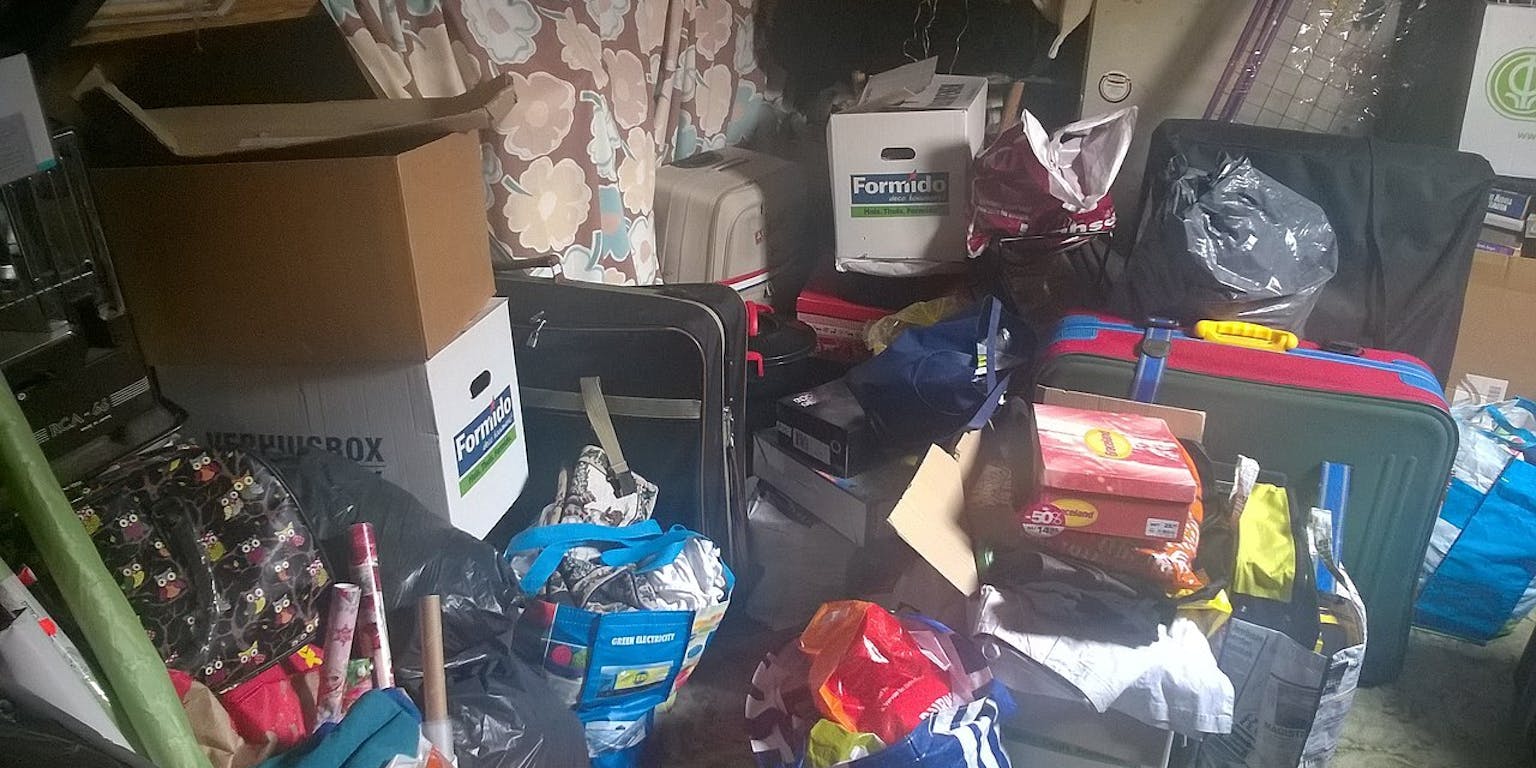 Een kamer met veel spullen erin.