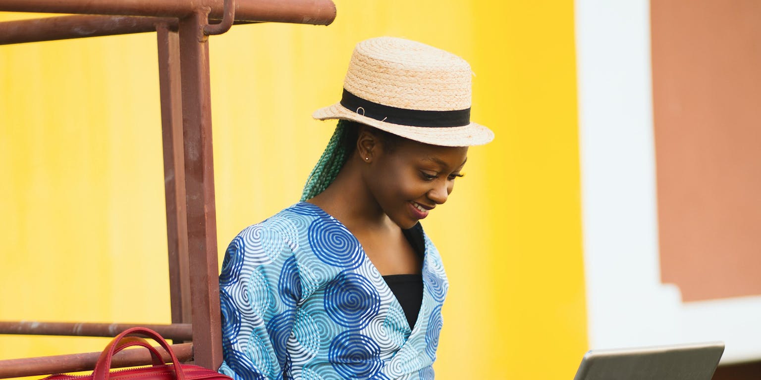 Een vrouw werkt op haar laptop.